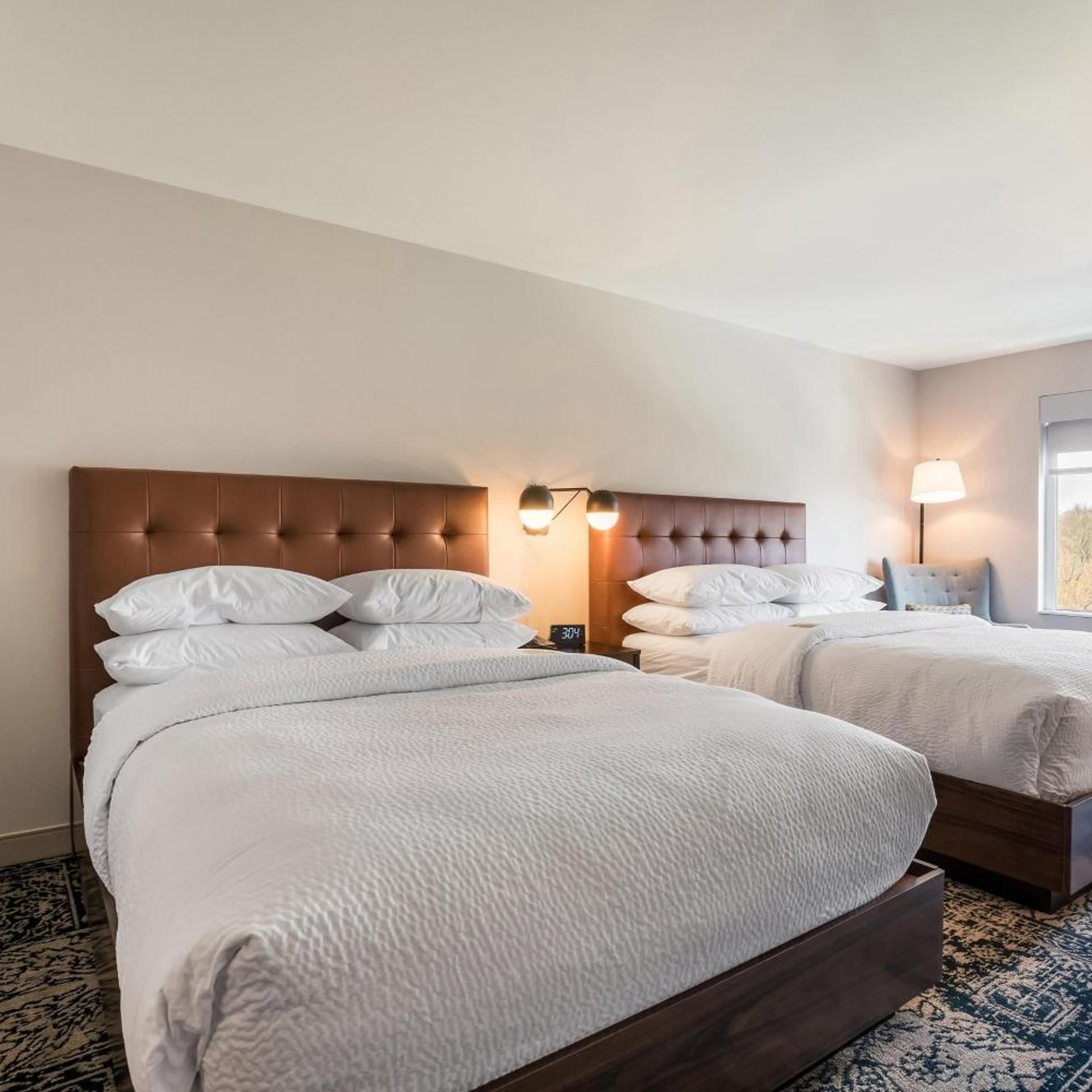 Guest Room, Traditional, 2 Queen Beds, Four Points By Sheraton Elkhart 3/10