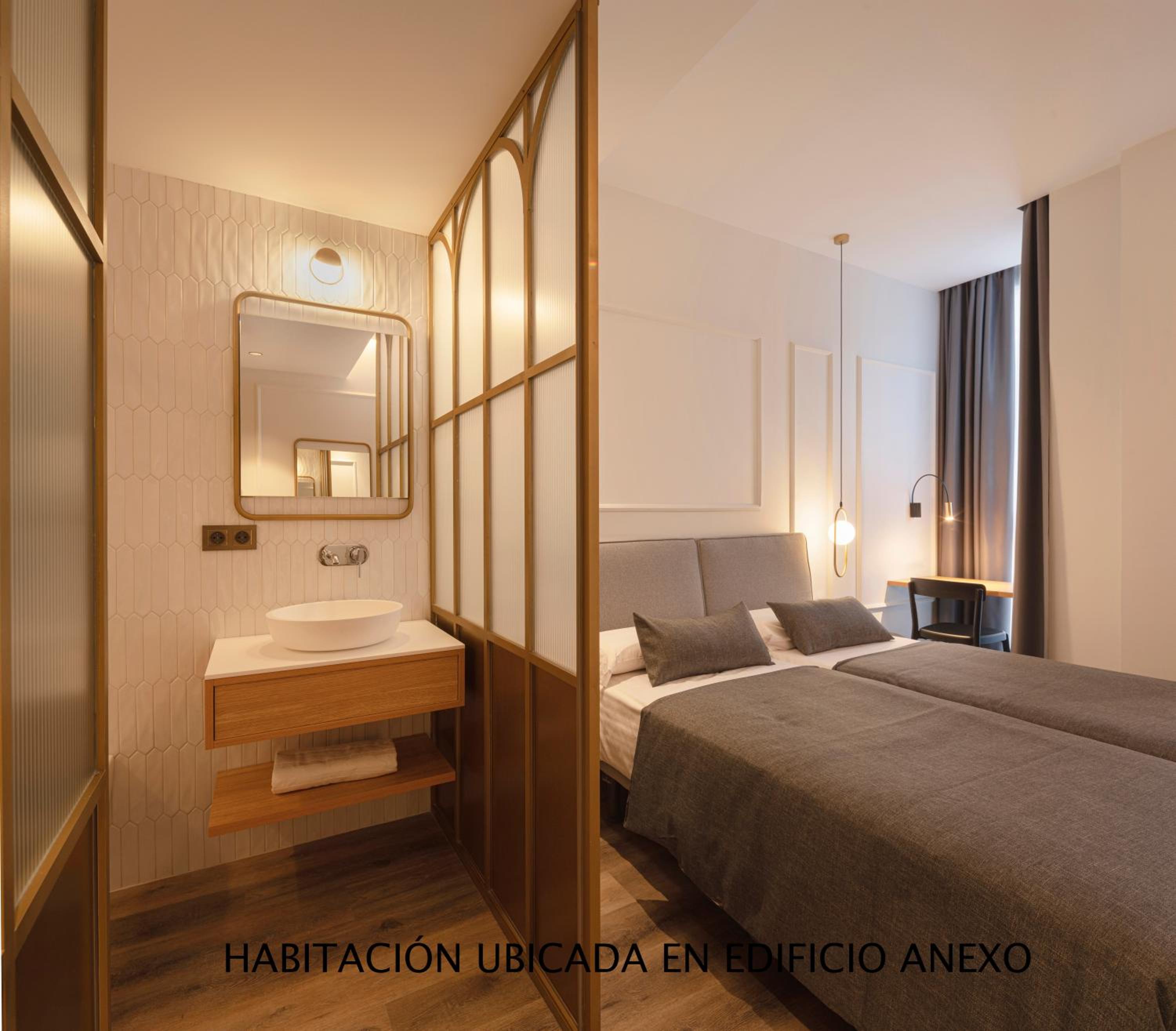 Petite, Twin Beds