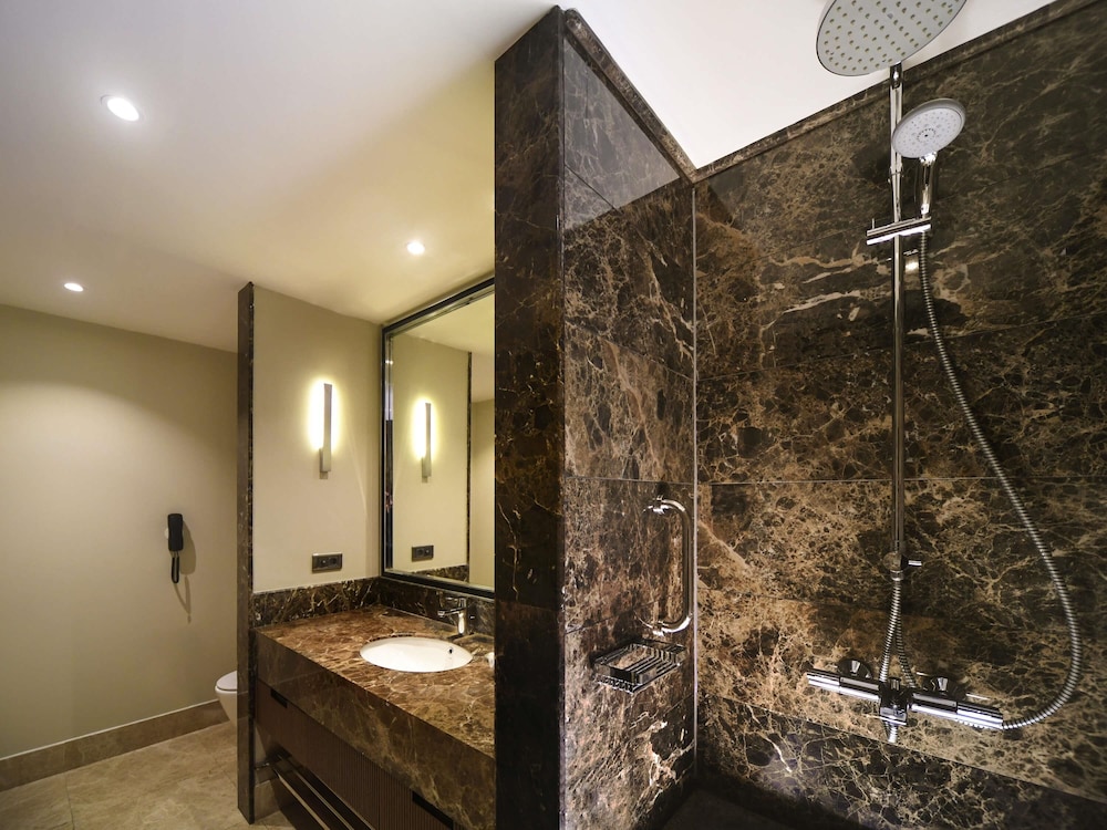 Mercure Istanbul West Hotel and Convention Center 32/33