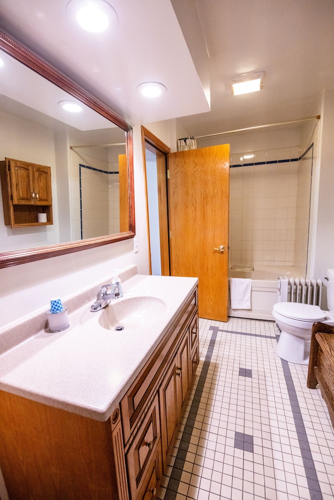 7 Gables Inn Suites 50/50