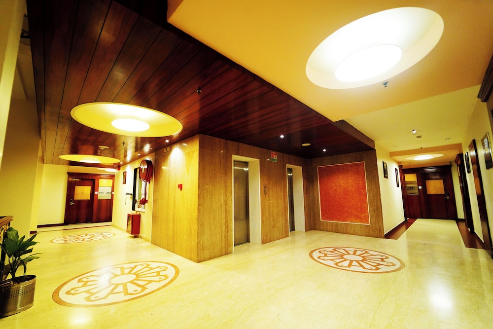 HOTEL EXCELLENCY 5/50