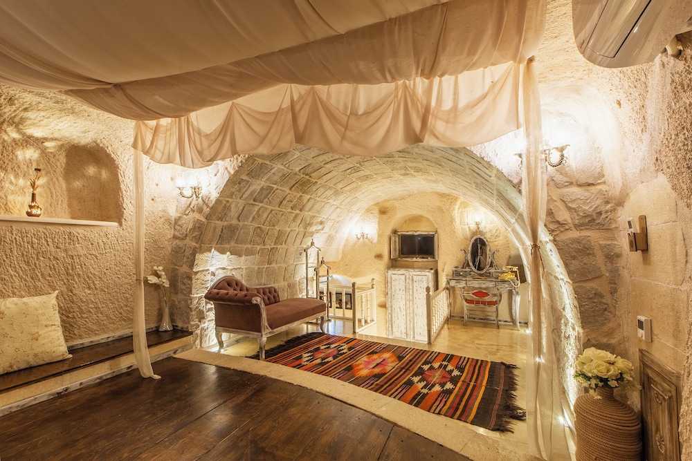 Karlik Cave Suite 26/50