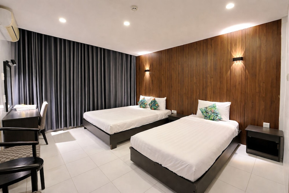 Holiday Hotel 28/59