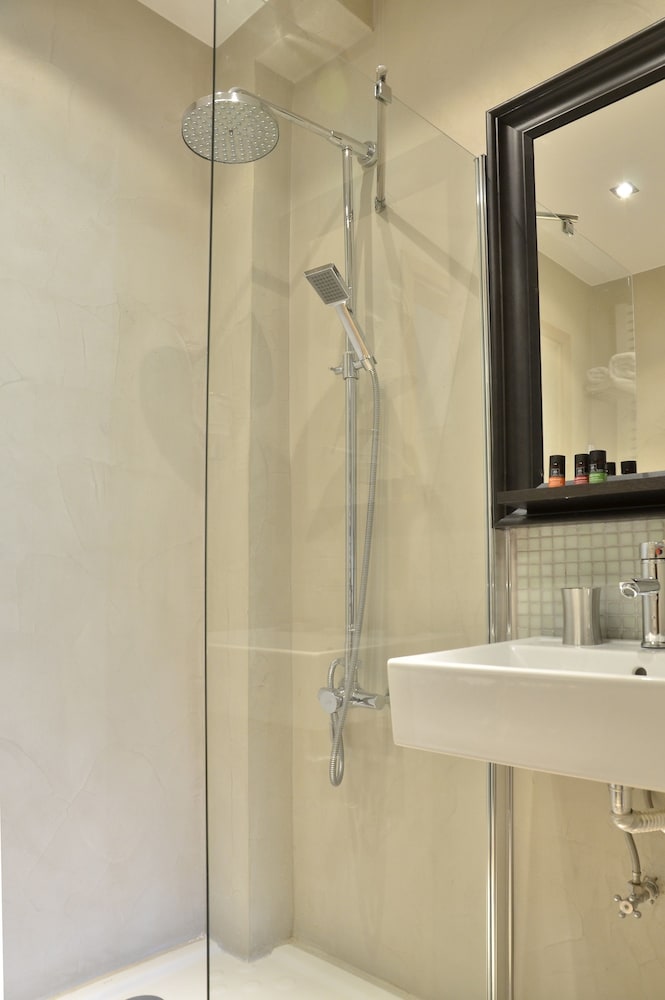 Forest Suites Boutique Hotel 75/79