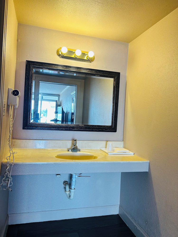 Motel 6 Williamston, NC - Highway 17 59/61