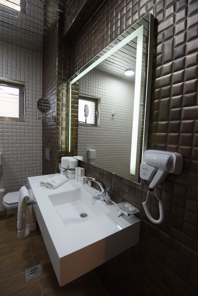 Mirror Hotel 24/38
