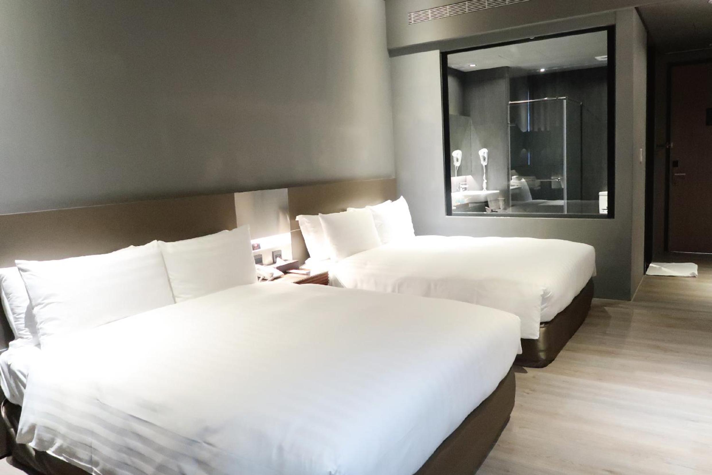 Deluxe, Quadruple, 2 Double Beds