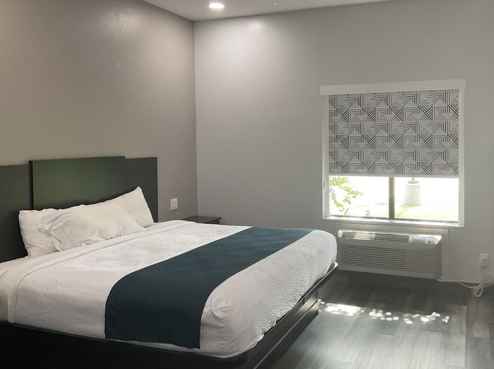 Studio6 Suites Brenham, TX 7/47