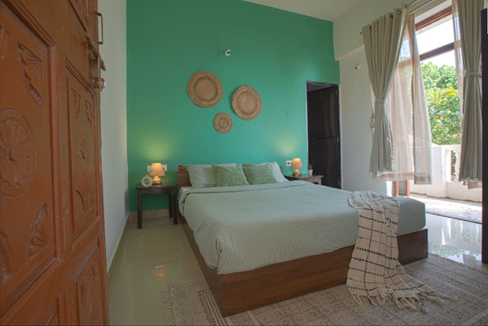 EXECUTIVE, SEA VIEW