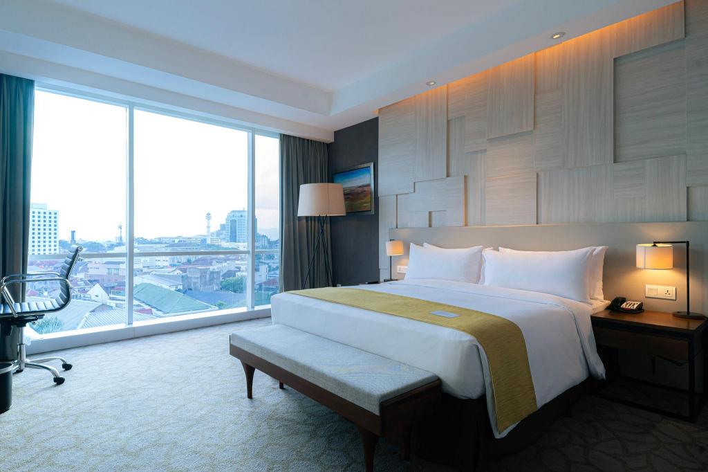 Standard, Queen Bed, Low Floor, Accessible