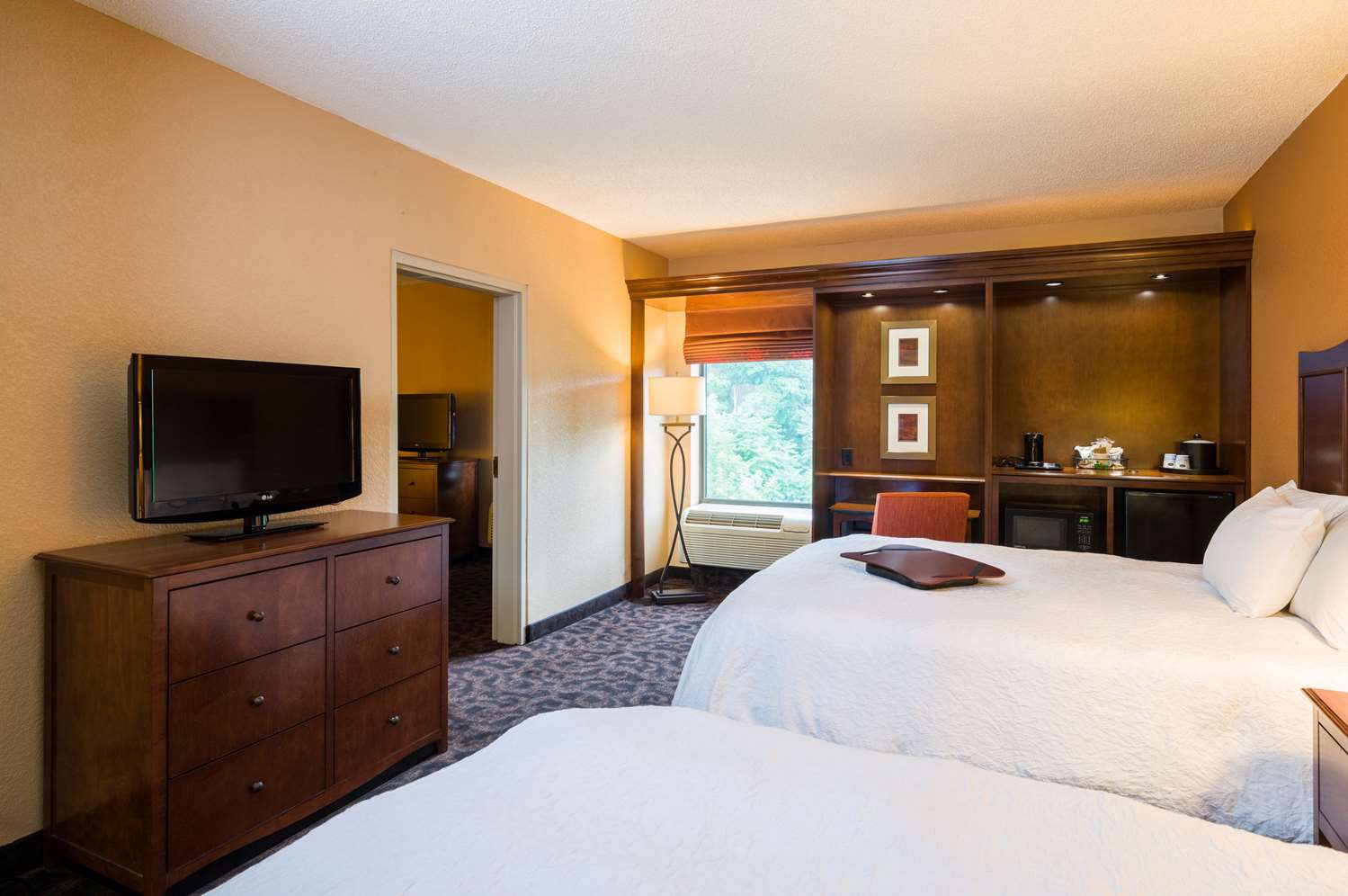 غرفة بسريرين كوين مع أريكة، Hampton Inn Danville, PA 2/3