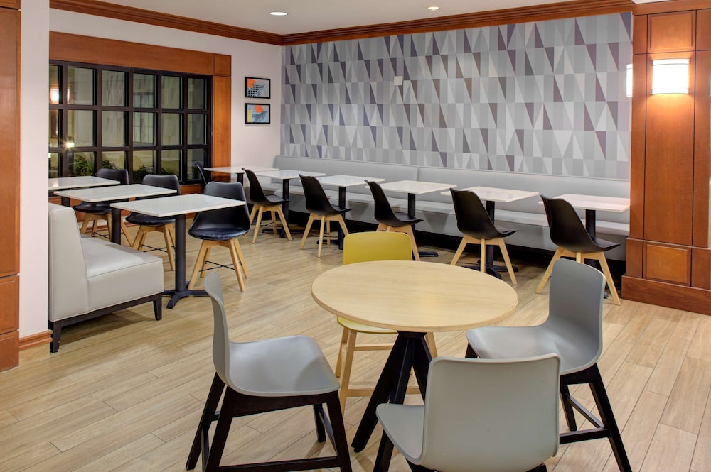 Hyatt House Boston/Burlington 54/72