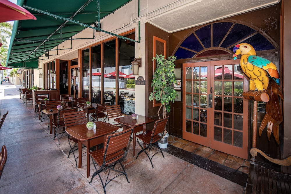 Norman's Hotel And Dining 43/62