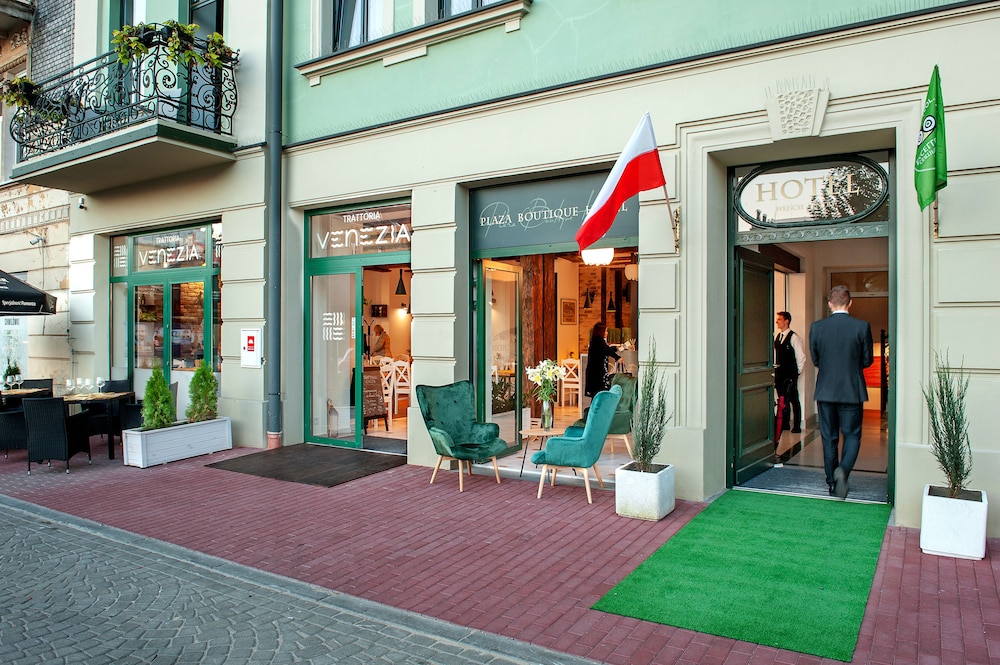 Plaza Boutique Hotel 61/68