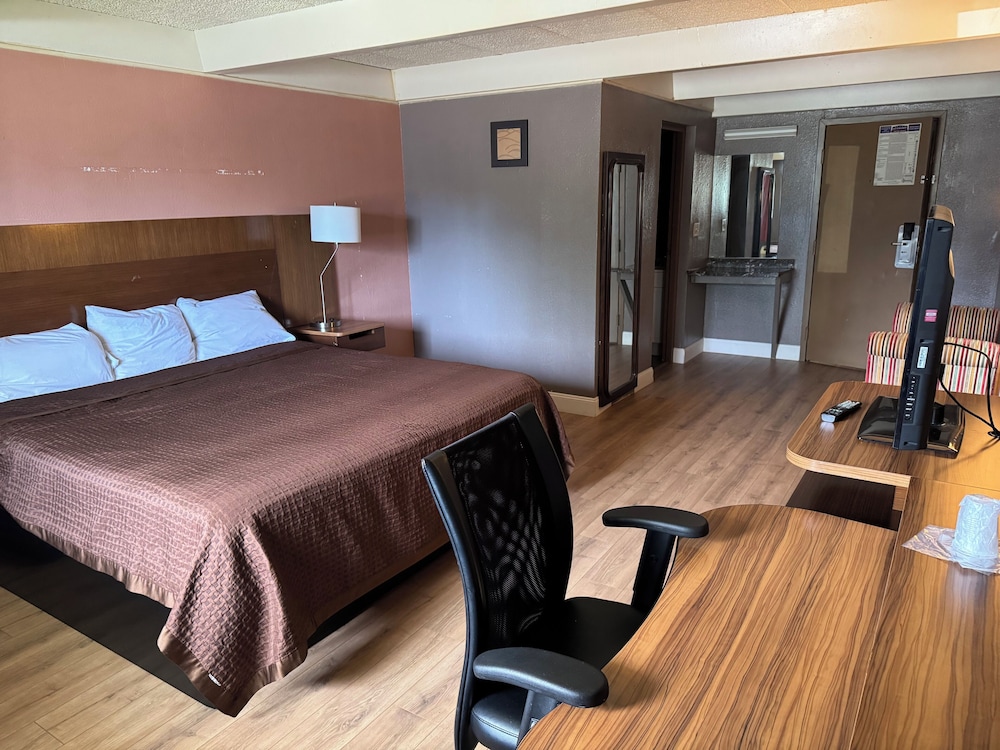 Economy Inn North Randall 8/49