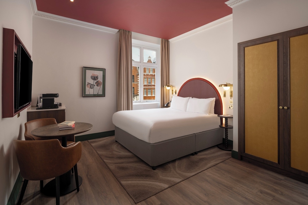 PREMIUM, QUEEN BED, WELBECK STREET VIEW