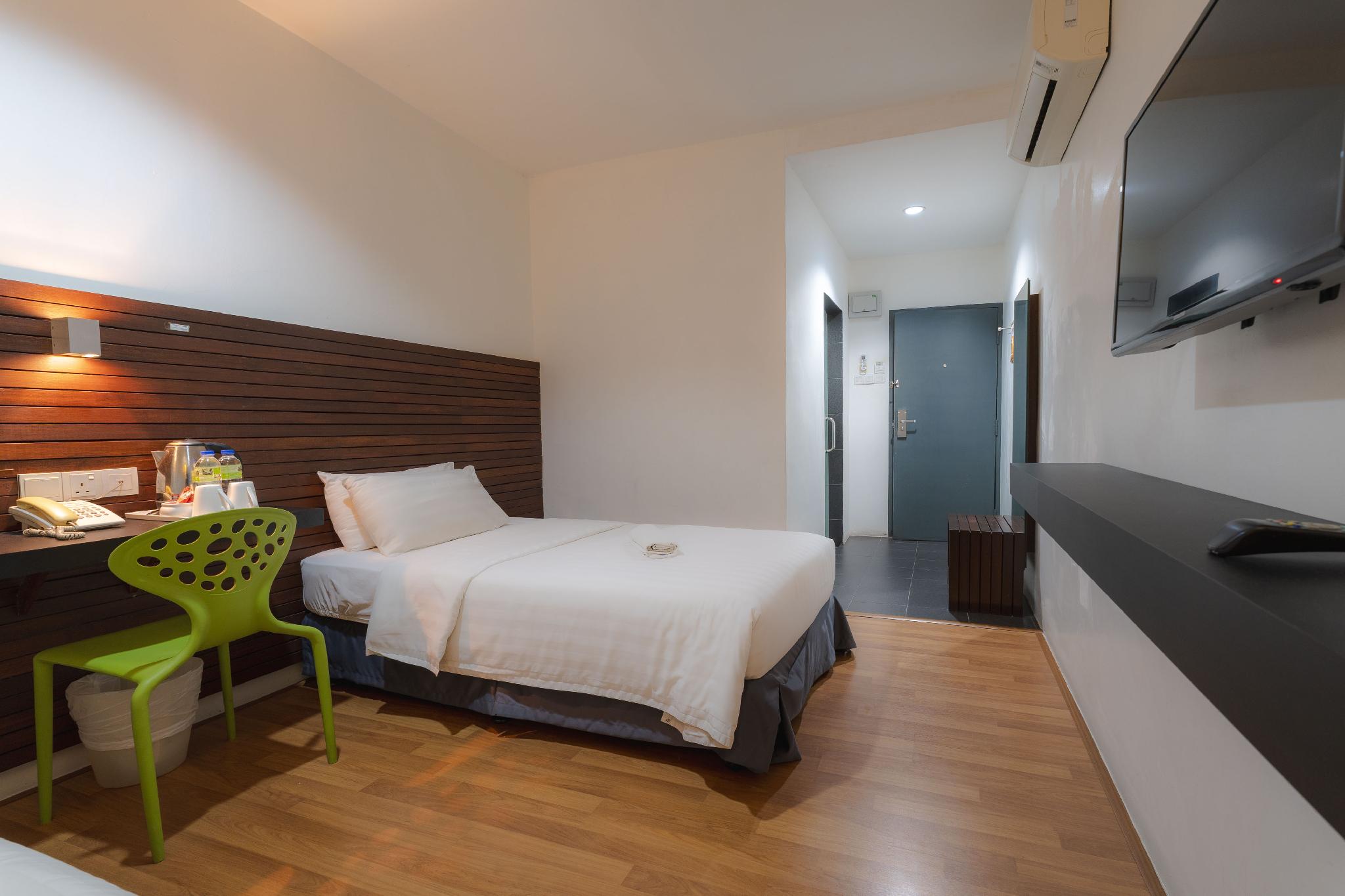 Standard, Twin Beds, No Window