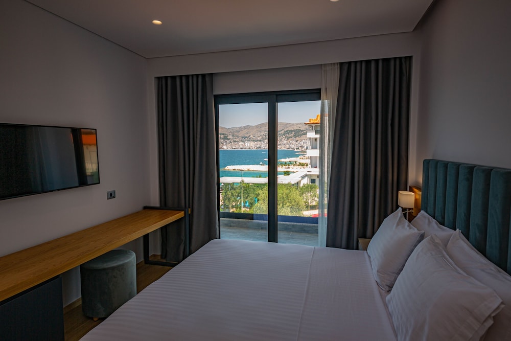 El Primero Hotel 8/45