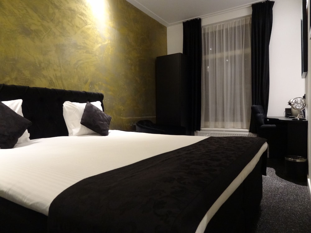 ROOM, DOUBLE BED