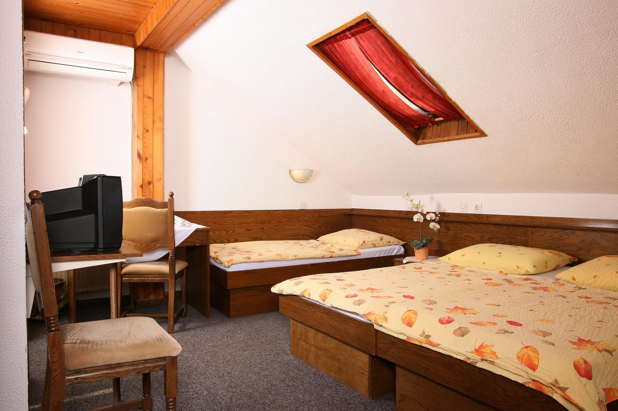 ROOM, TRIPLE