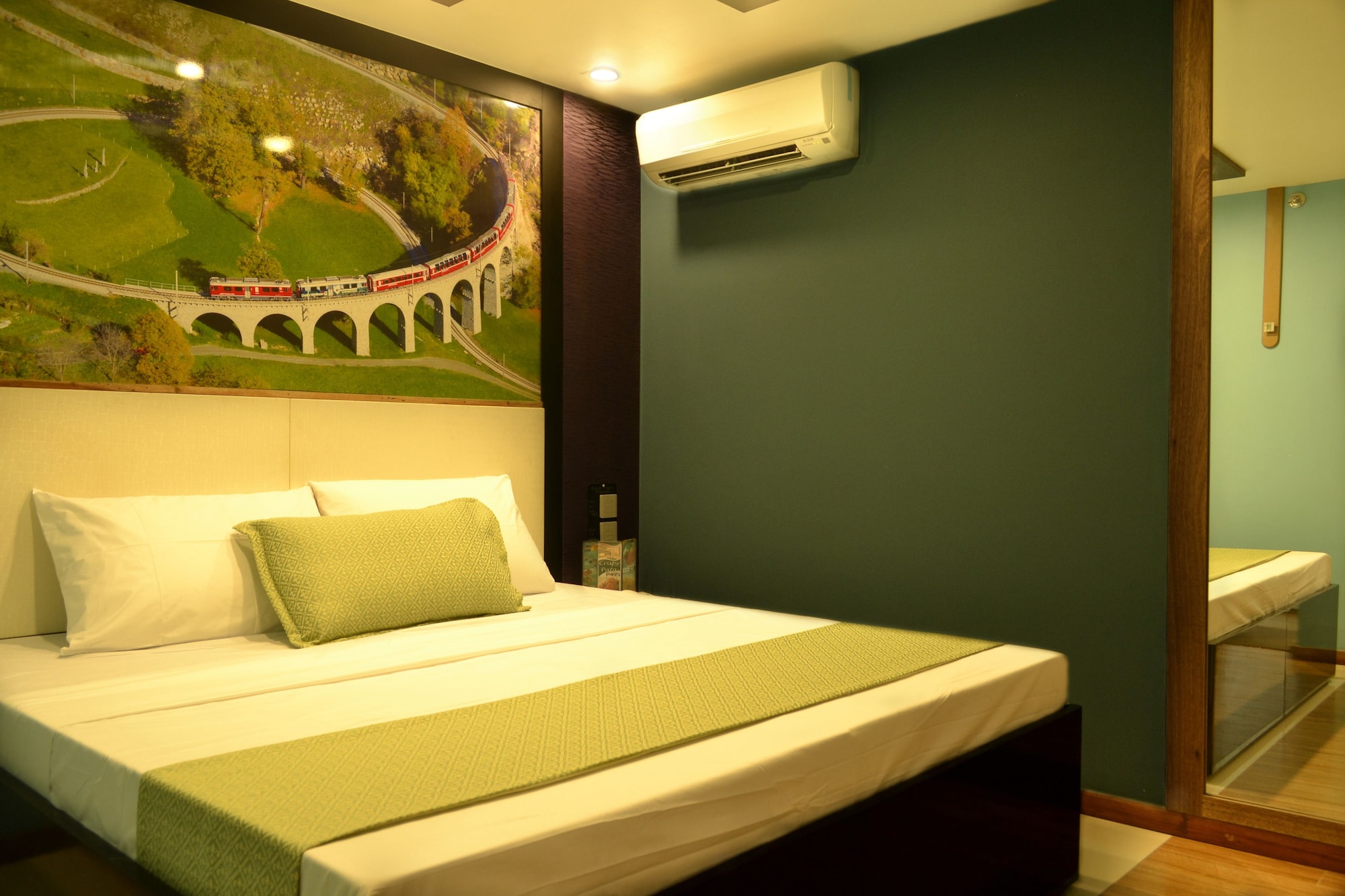 STUDIO, QUEEN BED