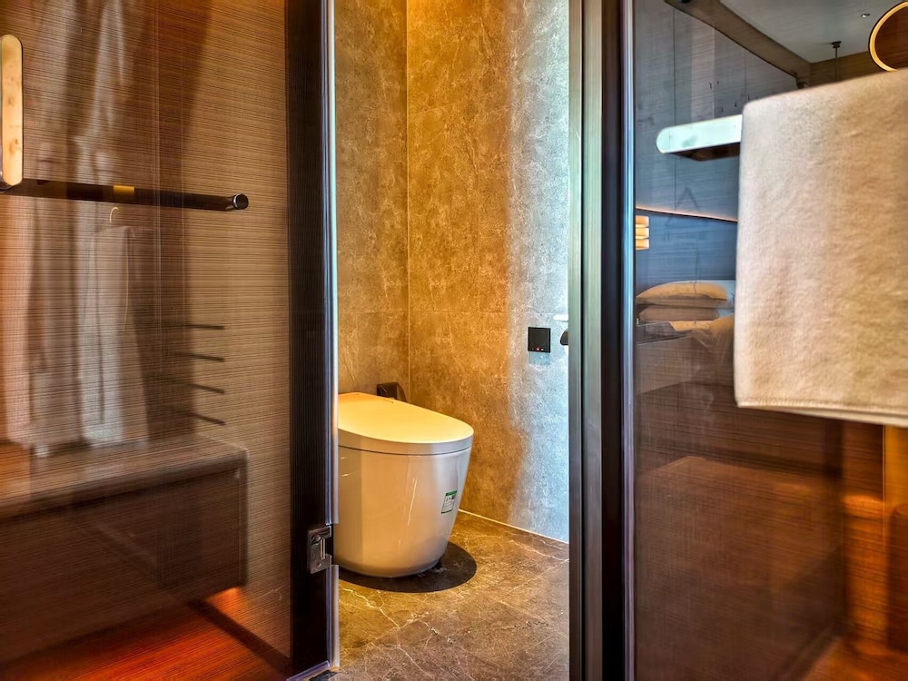Jianguo Hotel Huanqiu 41/43