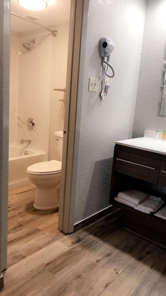 All Seasons Inn & Suites 31/41