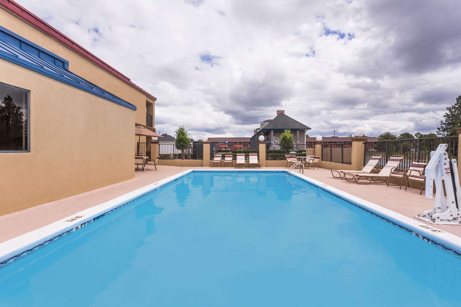 Days Inn & Suites by Wyndham Warner Robins Near Robins AFB 10/14