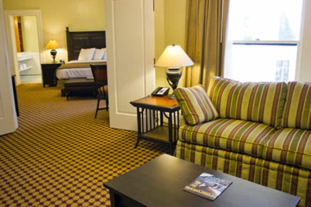 Lake Yellowstone Hotel And Cabins 23/46