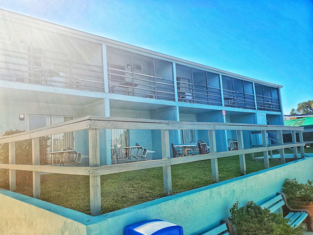 The Port Hotel and Marina 8/55