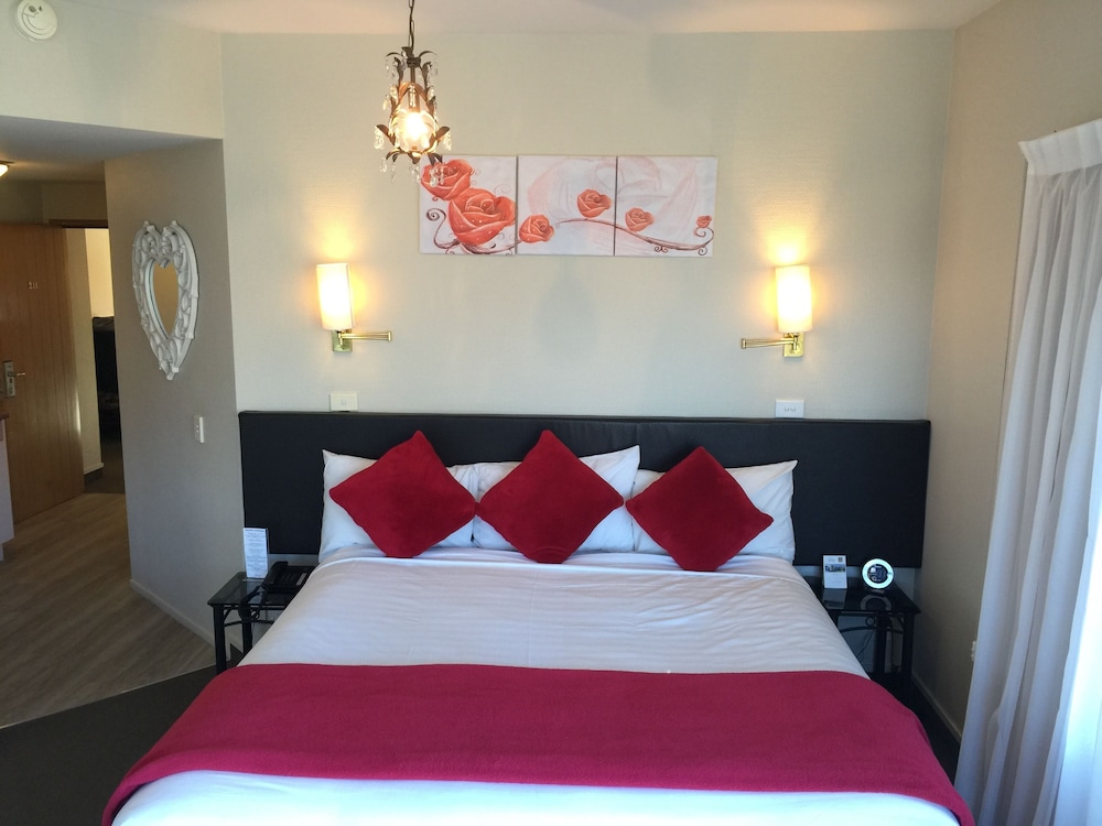 HONEYMOON, SUITE