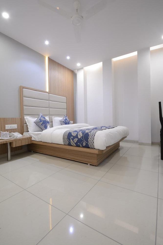 HOTEL ONE UP 48/69
