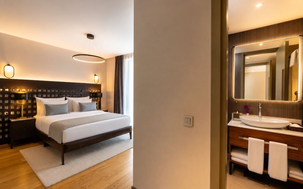 Sea, Suite, Twin Beds, King Bed, 2 Queen Beds 8/8
