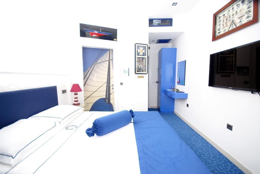 DELUXE, DOUBLE BED