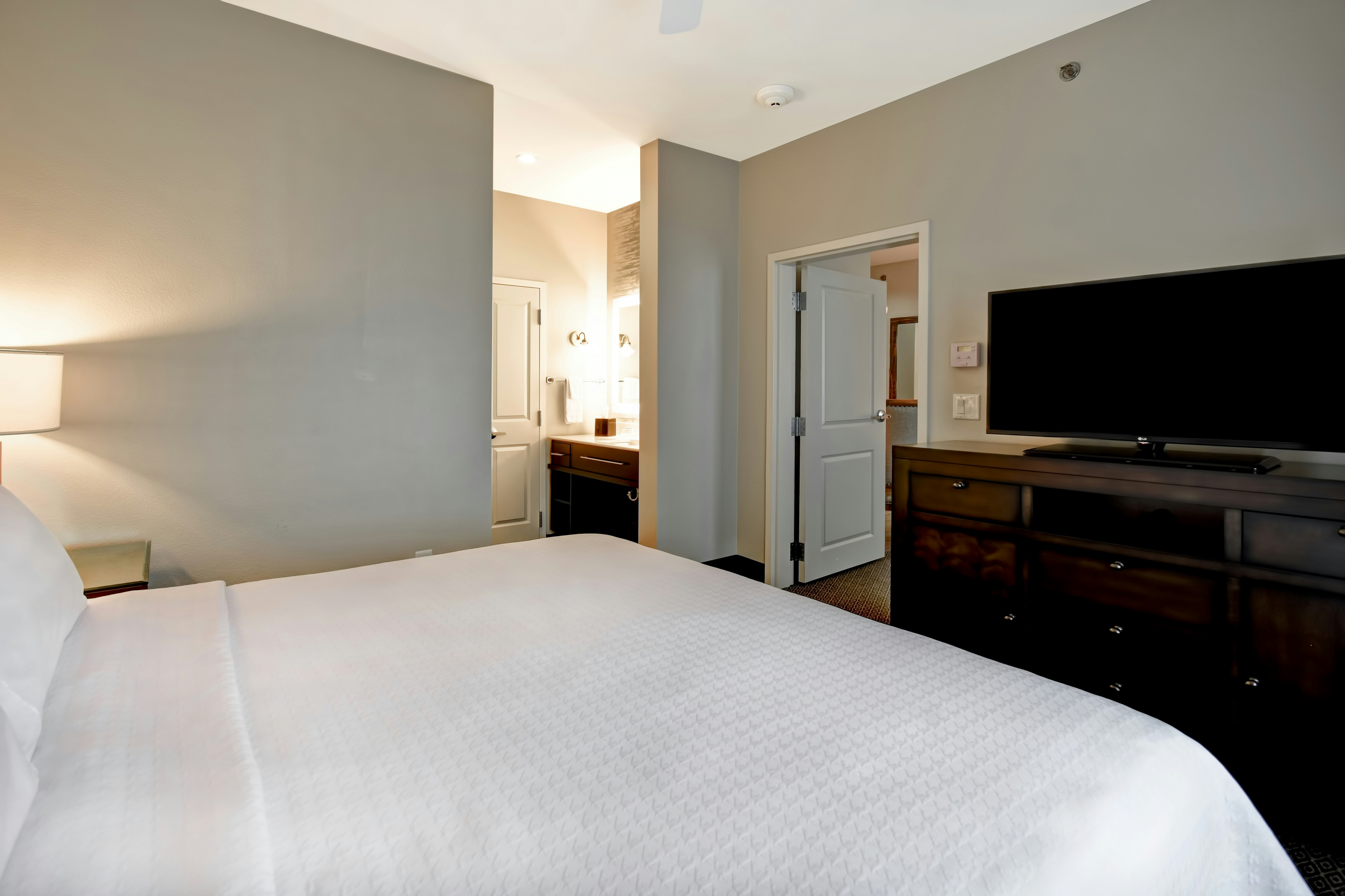 1 BEDROOM, SUITE, KING BED