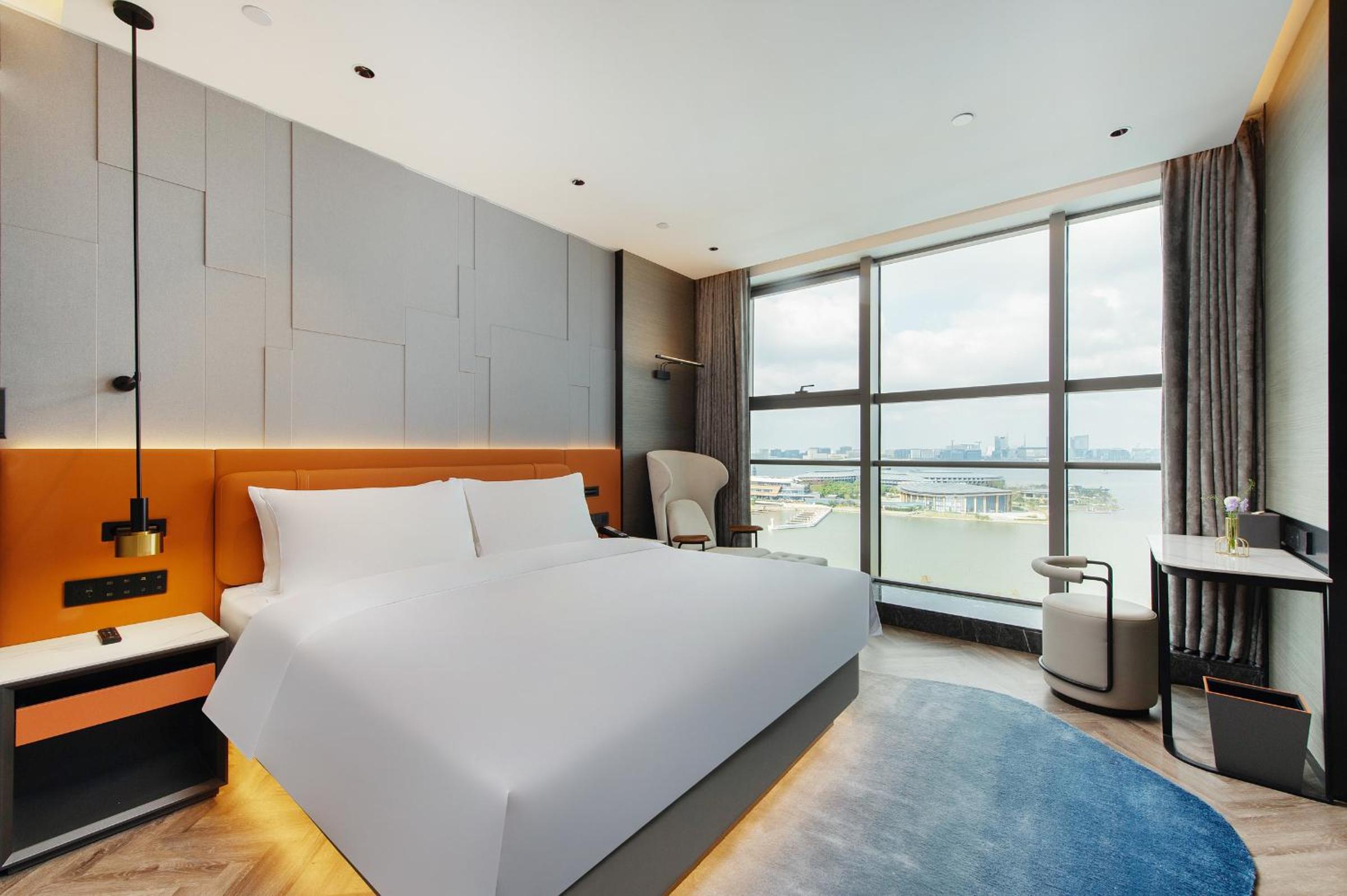 DELUXE, KING BED, LAKE VIEW