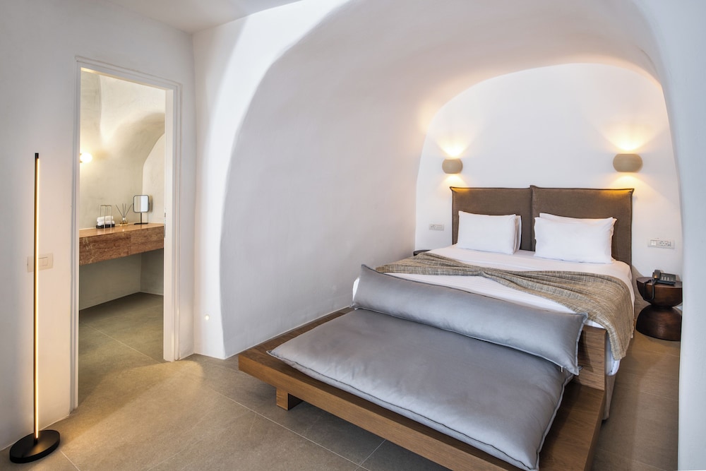 CAVE, SUPERIOR, DOUBLE BED, COURTYARD VIEW