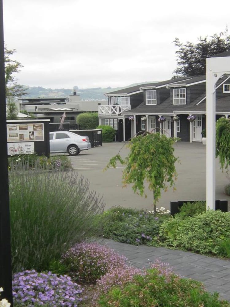 Cottage Mews Motel 4/72
