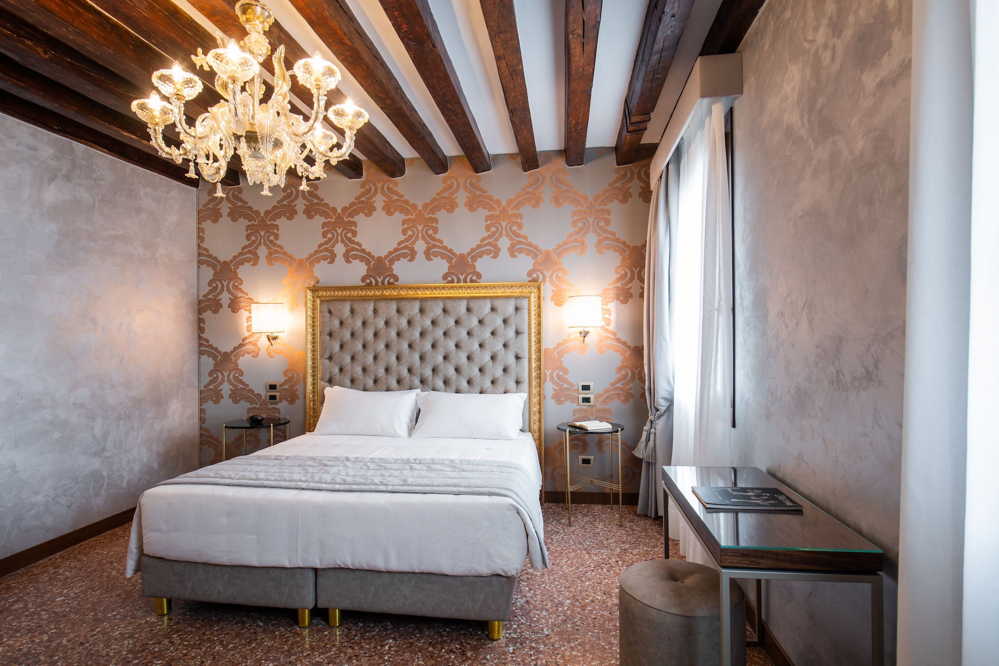 DELUXE, DOUBLE OR TWIN BED, CANAL VIEW