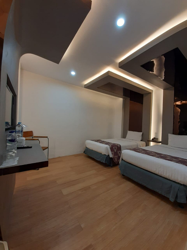 Standard, Twin Beds, No Window