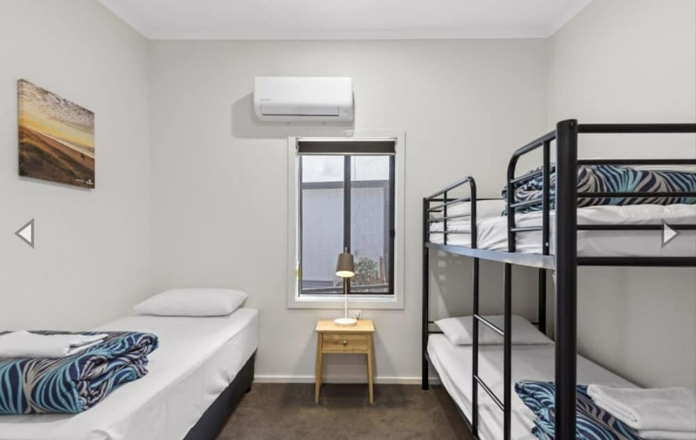 2 Bedrooms, Deluxe, Cabin, 1 Queen and 2 Bunk Beds, Queen Bed, Accessible