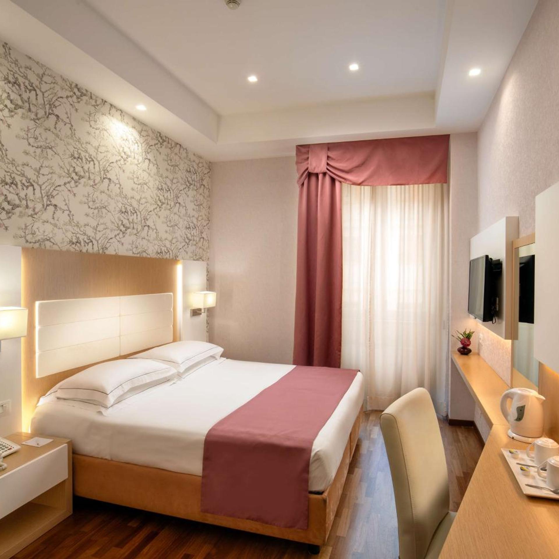 ROOM, DOUBLE OR TWIN BED