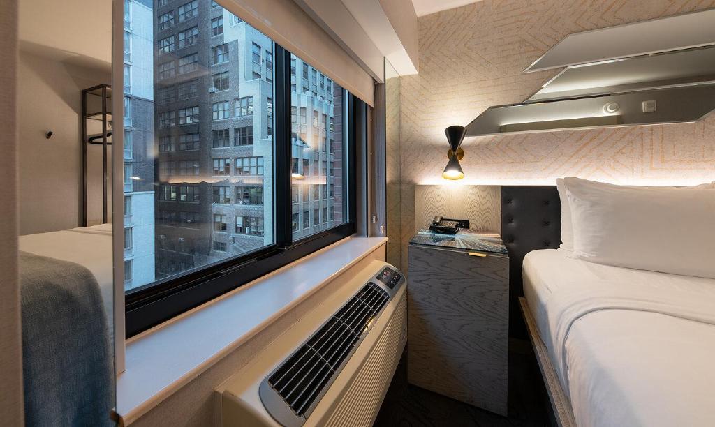 Room, Queen Bed, Street View