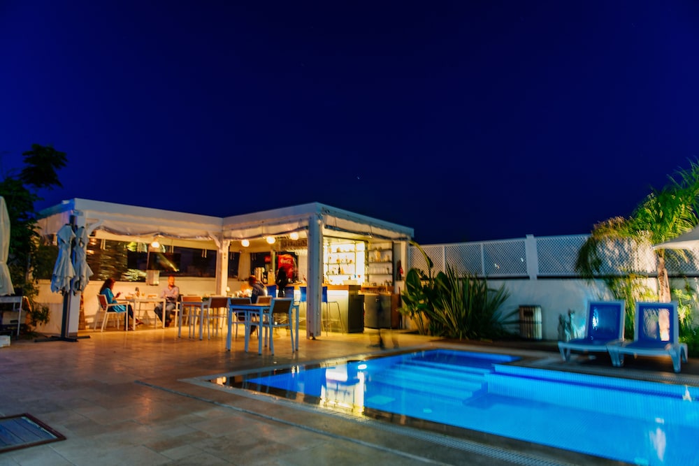 Via Farilya Hotel 4/68