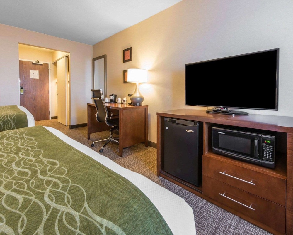 Comfort Inn & Suites Erie - Splash Harbor Indoor Waterpark 18/55
