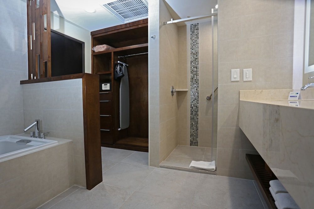 Holiday Inn Express & Suites Mexicali 18/66