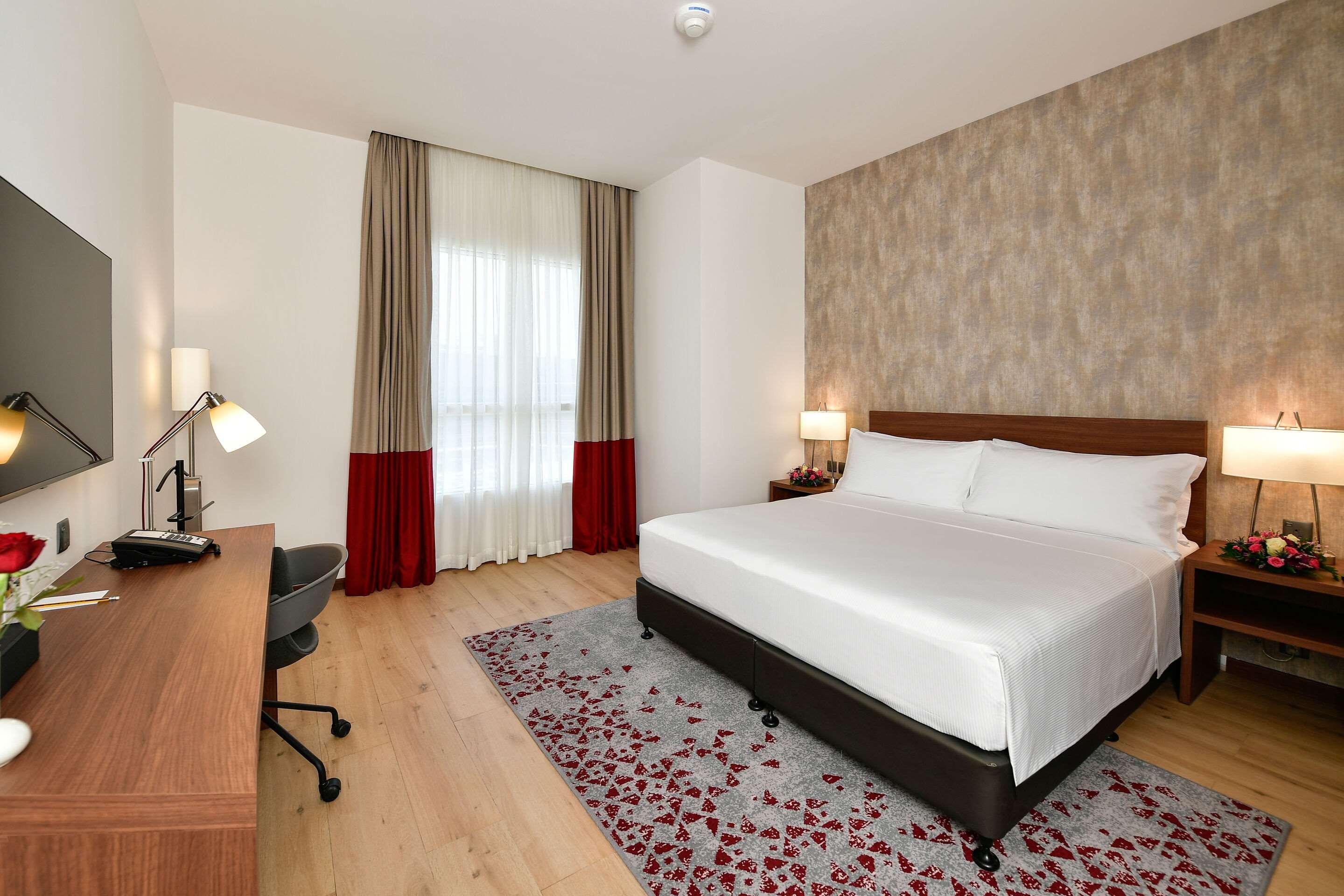 Efficiency, Suite, King Bed, Smoking