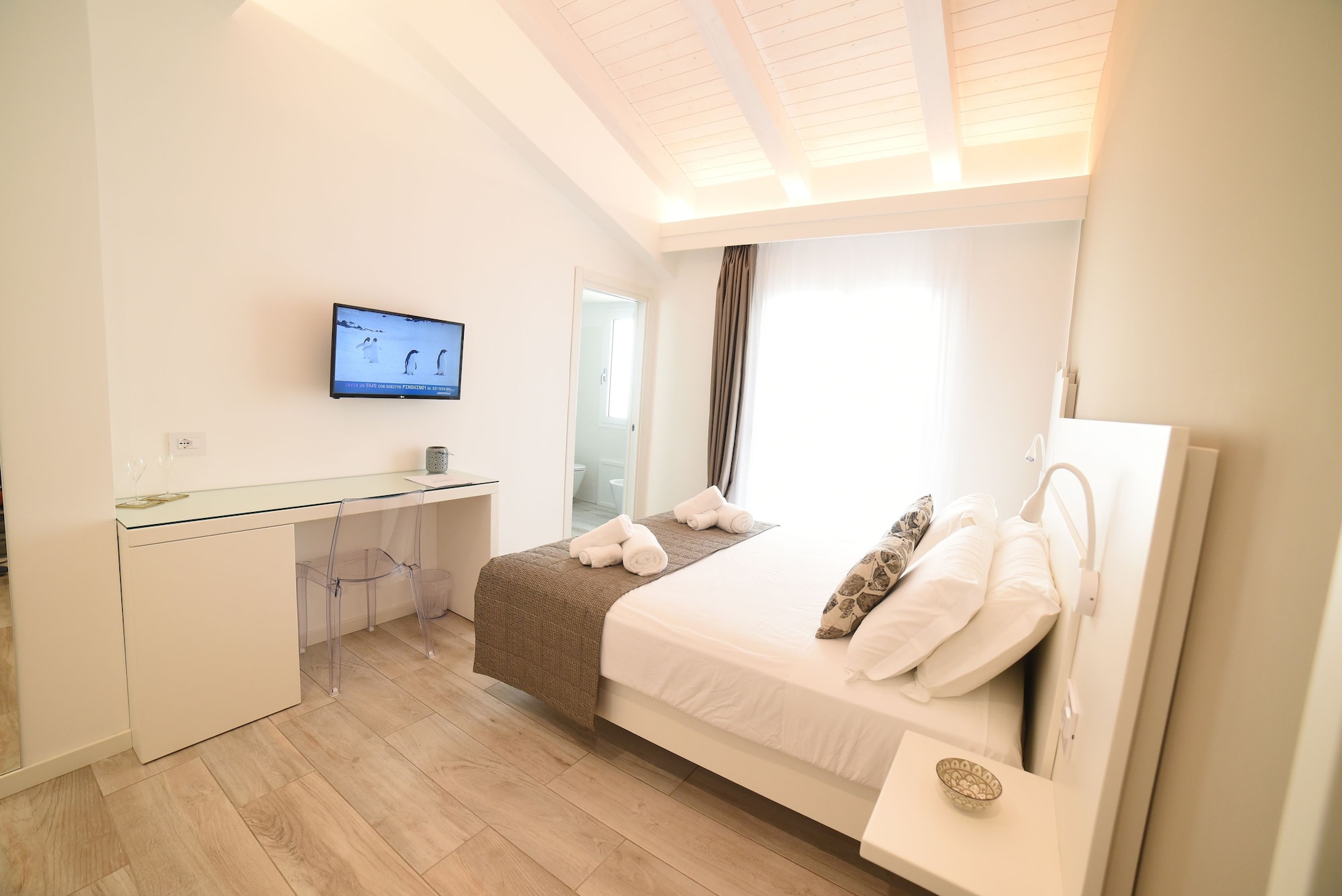 CLASSIC, QUEEN BED, BALCONY