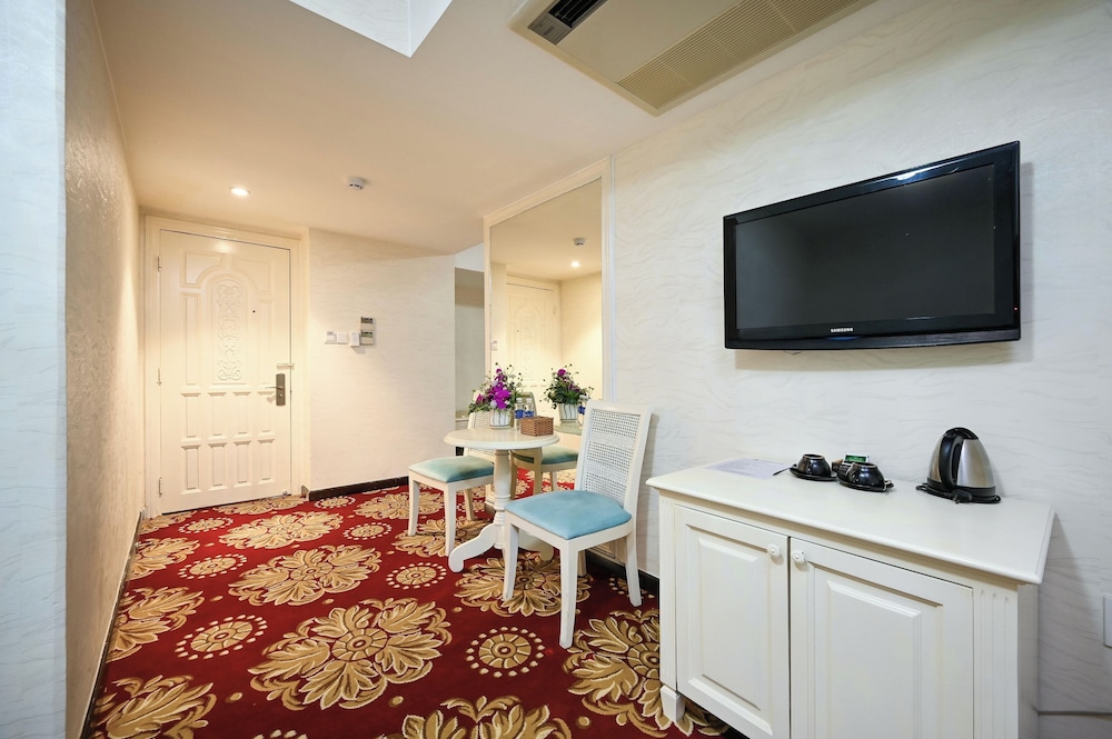 California Saigon Hotel & Rooftop Pool 35/50