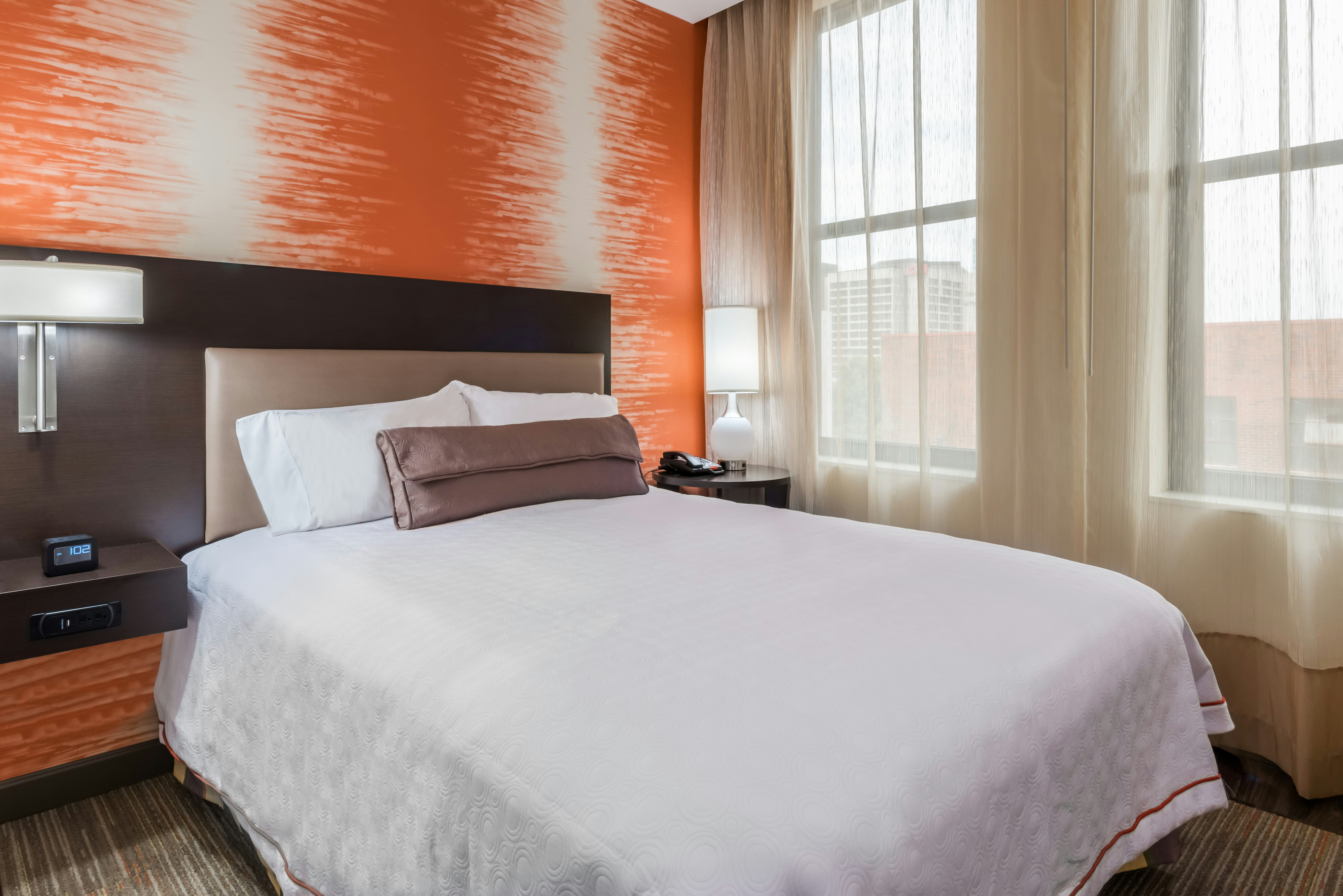 STUDIO, QUEEN BED